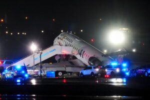 Air-Canada-Express-jet-collides-with-a-ground-vehicle-at-LaGuardia-airport-73pv896r.jpeg