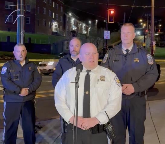 DC-authorities-hunt-for-two-suspects-after-US-Park-Police-officer-shot.jpg