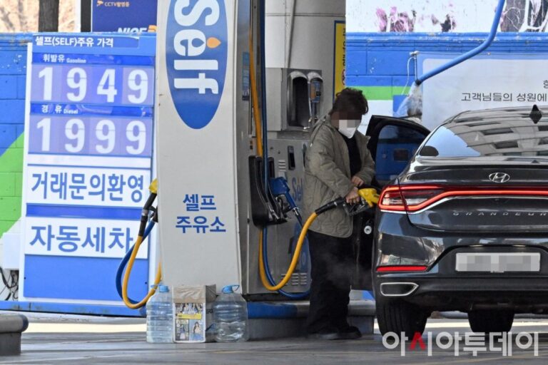 Gasoline-prices-near-2000-won-as-tax-cut-debate-grows.jpg