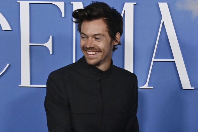 Harry-Styles-Kiss-All-the-Time-tops-US-album-chart.jpg