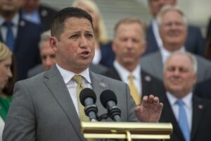 House-GOP-calls-on-Gonzales-to-end-re-election-campaign.jpg