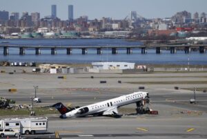 LaGuardia-runway-reopens-Air-Canada-CEO-apologies-for-English-only-remarks.jpg
