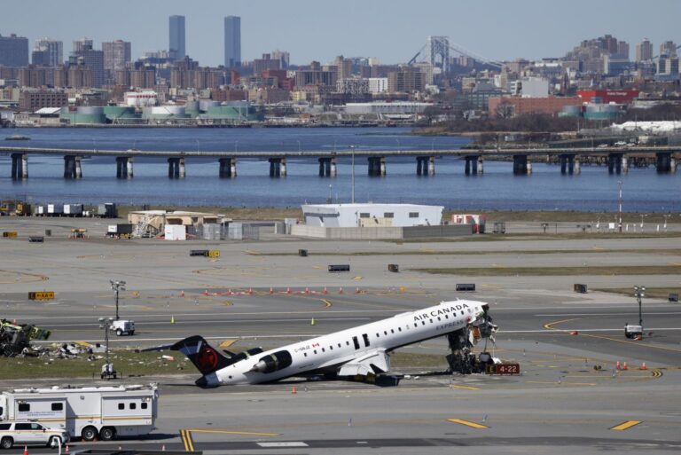 LaGuardia-runway-reopens-Air-Canada-CEO-apologies-for-English-only-remarks.jpg