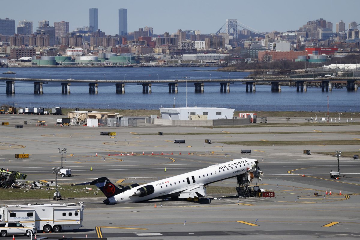LaGuardia-runway-reopens-Air-Canada-CEO-apologies-for-English-only-remarks.jpg