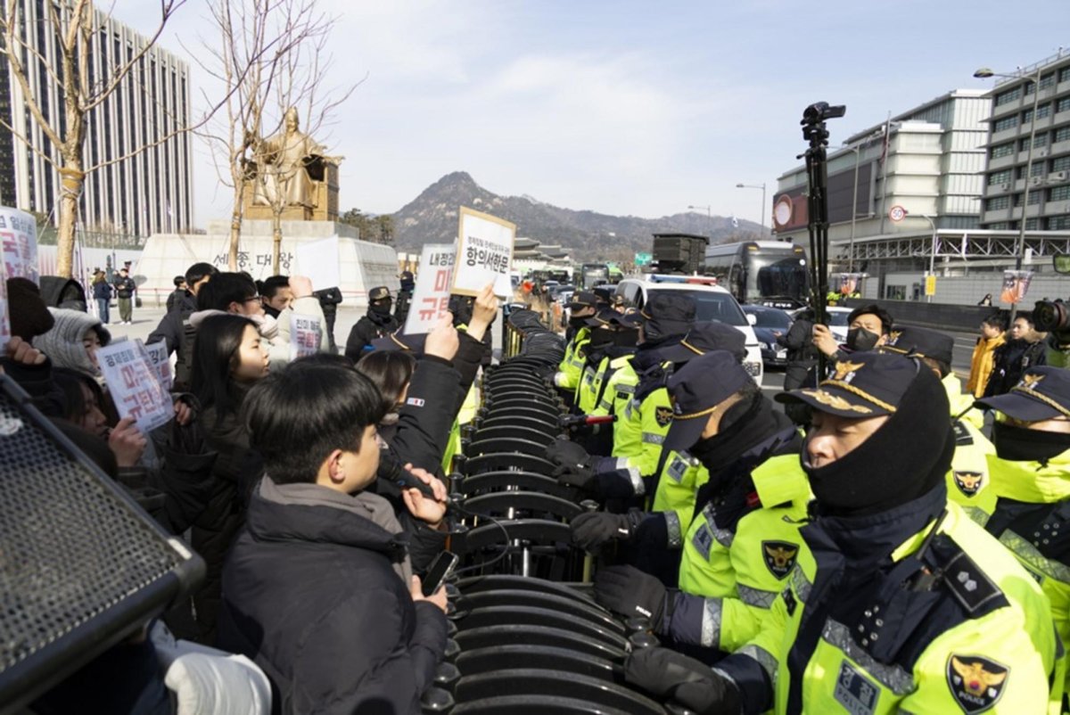 Low-pay-burnout-drive-young-South-Korean-police-to-quit.jpg