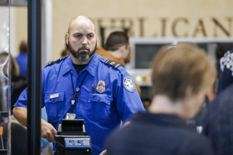 Trump-orders-pay-to-TSA-workers-as-Congress-hits-standstill.jpg