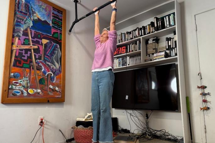 90-year-old-athlete-holds-dead-hang-position-for-nearly-3-minutes.jpg