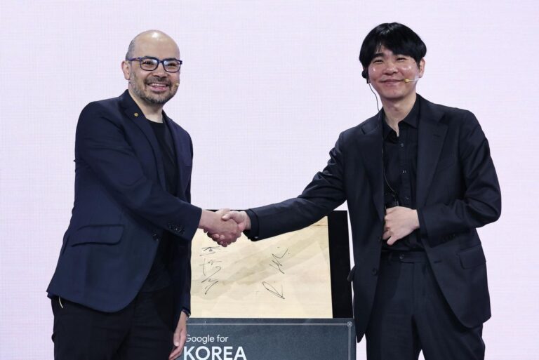 DeepMind-chief-reunites-with-baduk-champion-10-yrs-after-historic-match.jpg
