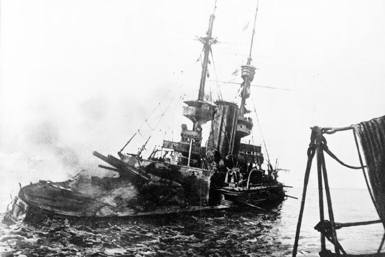 HMS_Irresistible_abandoned_18_March_1915.jpeg