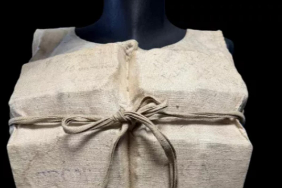 Life-jacket-of-Titanic-survivor-sold-for-900K-at-auction.jpg