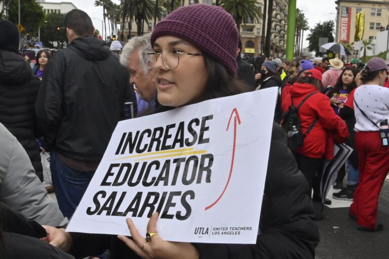 Los-Angeles-schools-avoid-strike-make-deals-with-unions.jpg