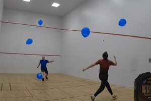 Men-keep-5-balloons-in-the-air-for-over-16-minutes-to-break-record.jpg
