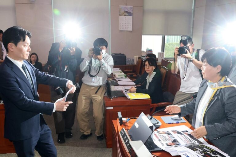 South-Korean-Prosecutor-refuses-oath-at-inquiry-tensions-rise.jpg