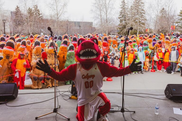 University-breaks-world-record-with-682-people-in-dinosaur-costumes.jpg