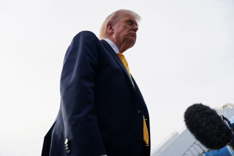 2026-05-02T233541Z_1732925377_RC2B1LA89P65_RTRMADP_3_USA-TRUMP.jpg