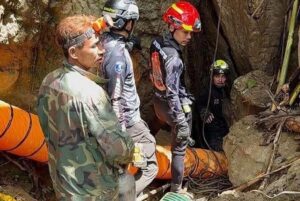 Cave-divers-scramble-to-rescue-7-people-trapped-underground-in-Laos.jpg