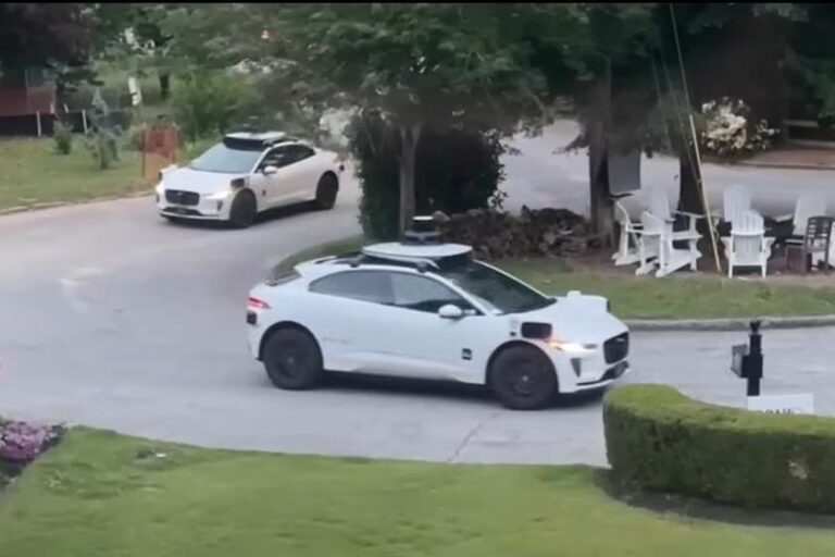 Empty-Waymo-taxis-flood-into-Atlanta-neighborhood.jpg