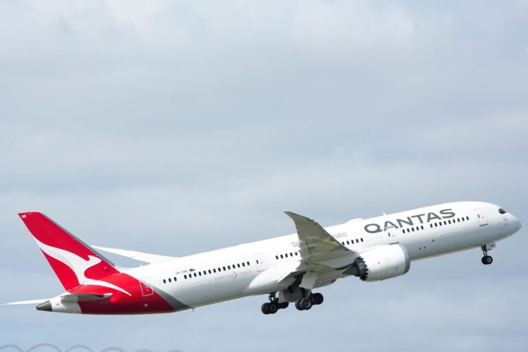Qantas-Boeing-787-9-Dreamliner-takes-off-from-Melbourne-Airport.jpeg