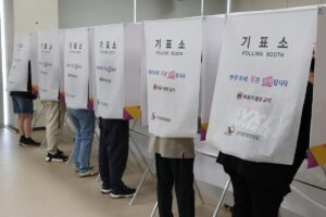 S-Korea-kicks-off-2-day-early-voting-for-June-3-local-elections.jpg