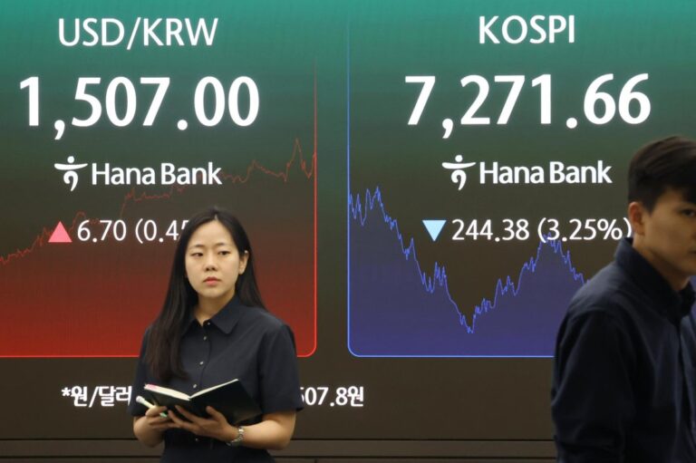 Seoul-shares-dip-325-pct-on-tech-slide-won-drops.jpg