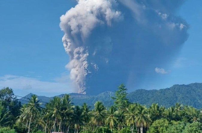 Three-dead-several-injured-after-Indonesian-volcano-erupts.jpg