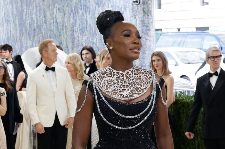 Venus-Williams-Emma-Chamberlain-open-Met-Gala-red-carpet.jpg