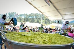 Worlds-largest-bowl-of-guacamole-mixed-up-in-Mexico.jpg
