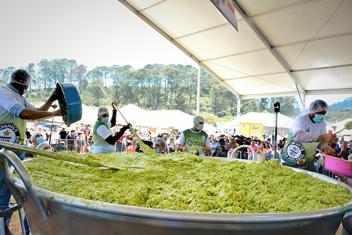 Worlds-largest-bowl-of-guacamole-mixed-up-in-Mexico.jpg