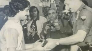 mohan-singh-l-receiving-the-man-of-the-match-award-from-chief-of-army-staff-general-later-field-mars.jpeg