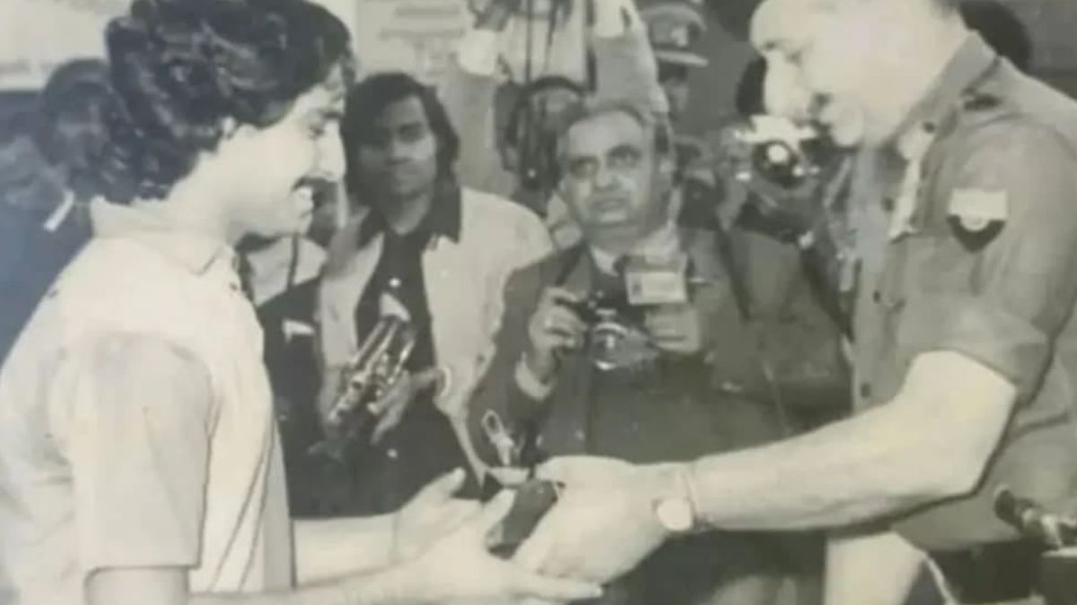 mohan-singh-l-receiving-the-man-of-the-match-award-from-chief-of-army-staff-general-later-field-mars.jpeg