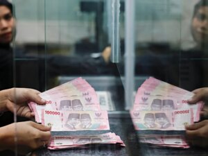 2026-01-20T081152Z_1368761428_RC2W4JAXXIKN_RTRMADP_3_INDONESIA-RUPIAH-1780545681.jpg
