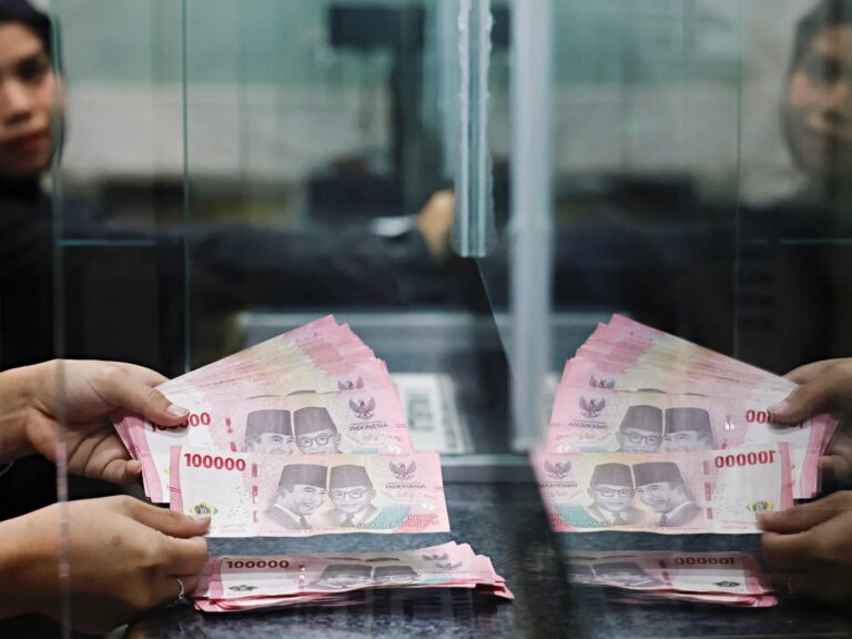2026-01-20T081152Z_1368761428_RC2W4JAXXIKN_RTRMADP_3_INDONESIA-RUPIAH-1780545681.jpg