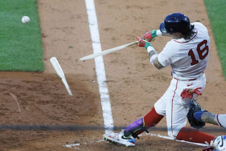 Boston-Red-Sox-cap-sweep-of-New-York-Yankees-with-10th-inning-walk-off.jpg