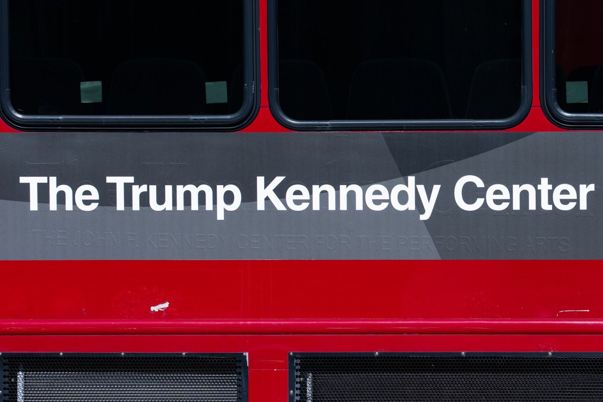 Kennedy-Center-lawyers-tell-staff-to-remove-Trumps-name-by-June-12.jpg