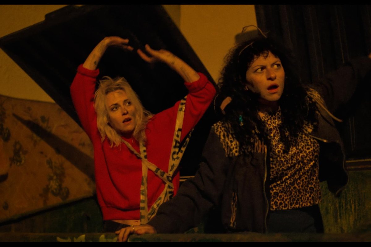 Kristen-Stewart-Alia-Shawkat-dumpster-dive-in-Wrong-Girls-pics.jpg