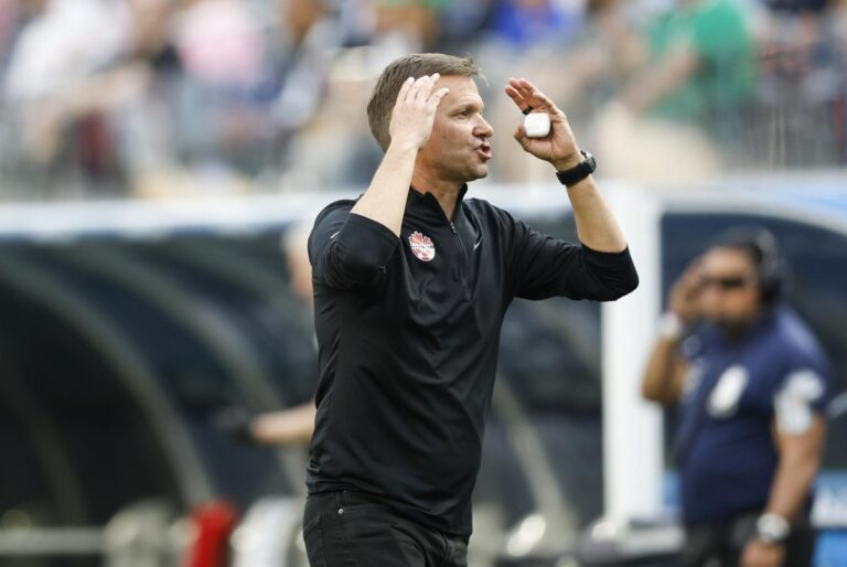 Marsch-says-he-begged-USA-soccer-players-to-sing-anthem-while-on-staff.jpg