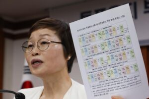 S-Korea-election-watchdog-panel-recommends-criminal-probe-into-ex-chief-over-ballot-shortage.jpg