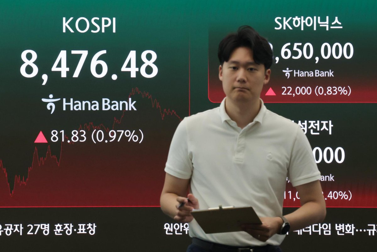 Seoul-shares-rise-nearly-1-pct-on-tech-gains-with-upcoming-US-Iran-talks-in-focus.jpg