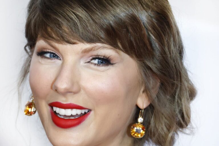 Taylor-Swift-Alanis-Morissette-inducted-into-Songwriters-Hall-of-Fame.jpg