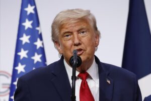 Trump-signs-Iran-agreement-while-in-France.jpg