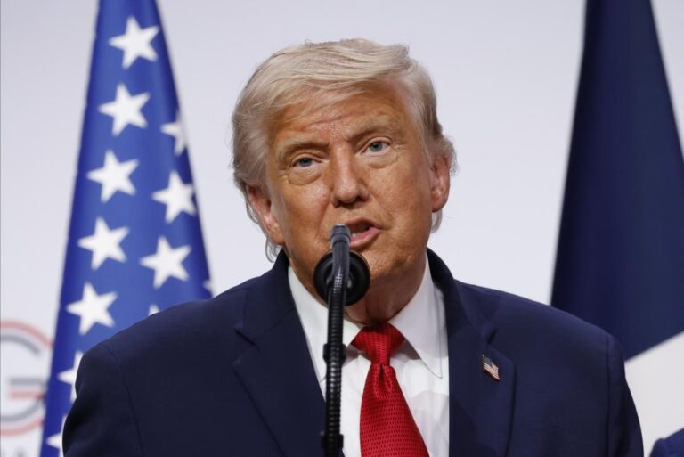 Trump-signs-Iran-agreement-while-in-France.jpg