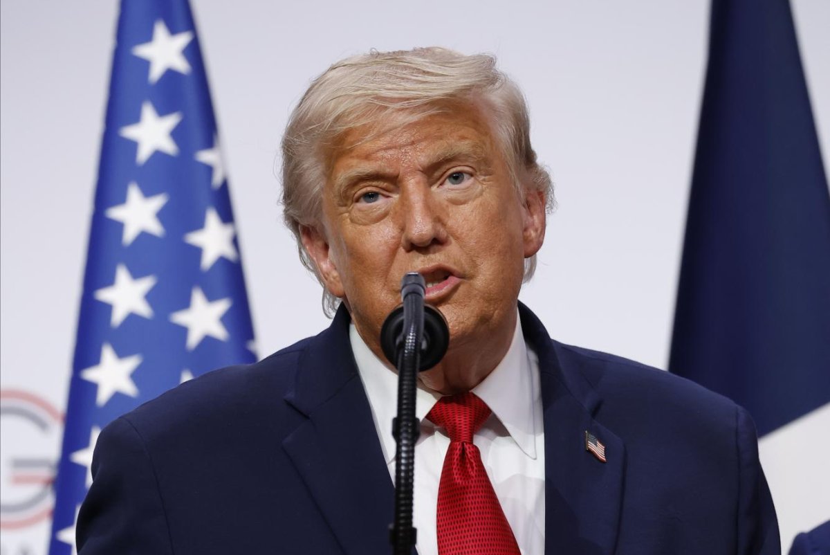 Trump-signs-Iran-agreement-while-in-France.jpg