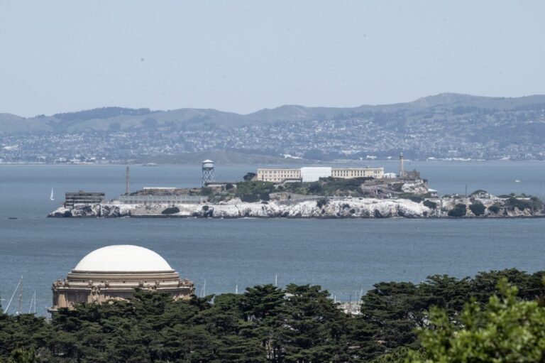 1-dead-2-missing-after-pontoon-capsizes-near-Alcatraz.jpg