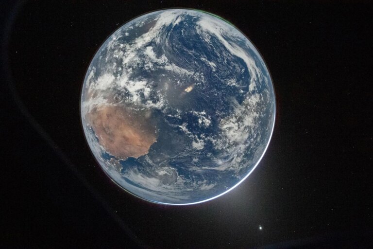 2026-04-03T212905Z_957876817_RC2XHKAY9RZU_RTRMADP_3_SPACE-MOON-ARTEMIS-1775395452.jpg