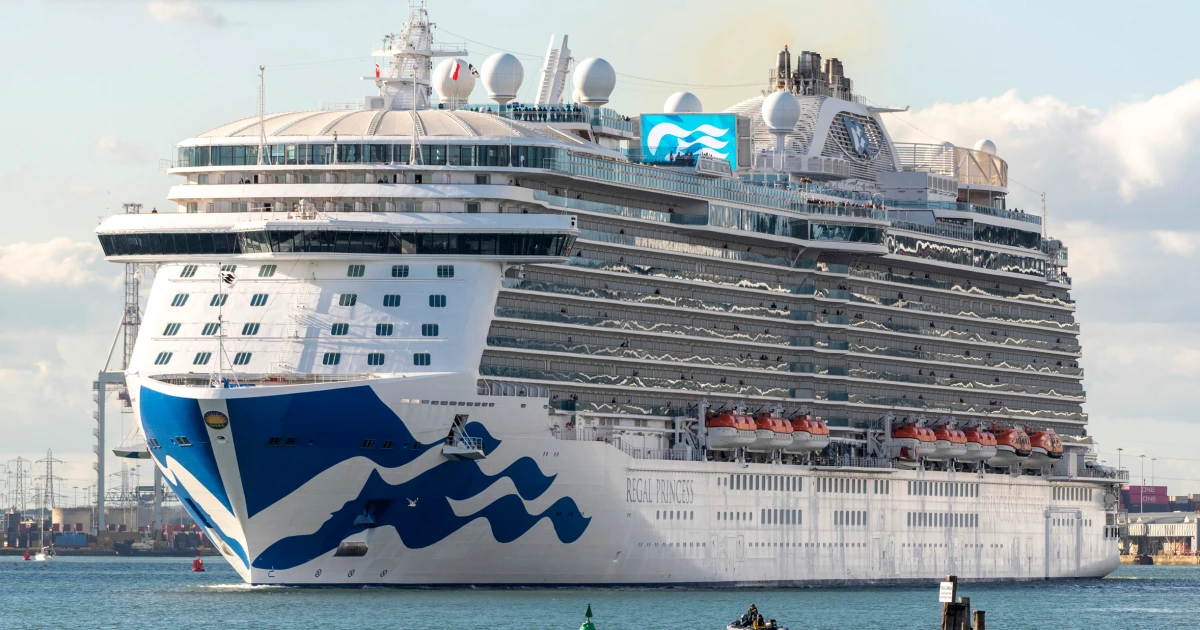 260713-regal-princess-cruise-ship-ew-640p-5f88f3.jpg