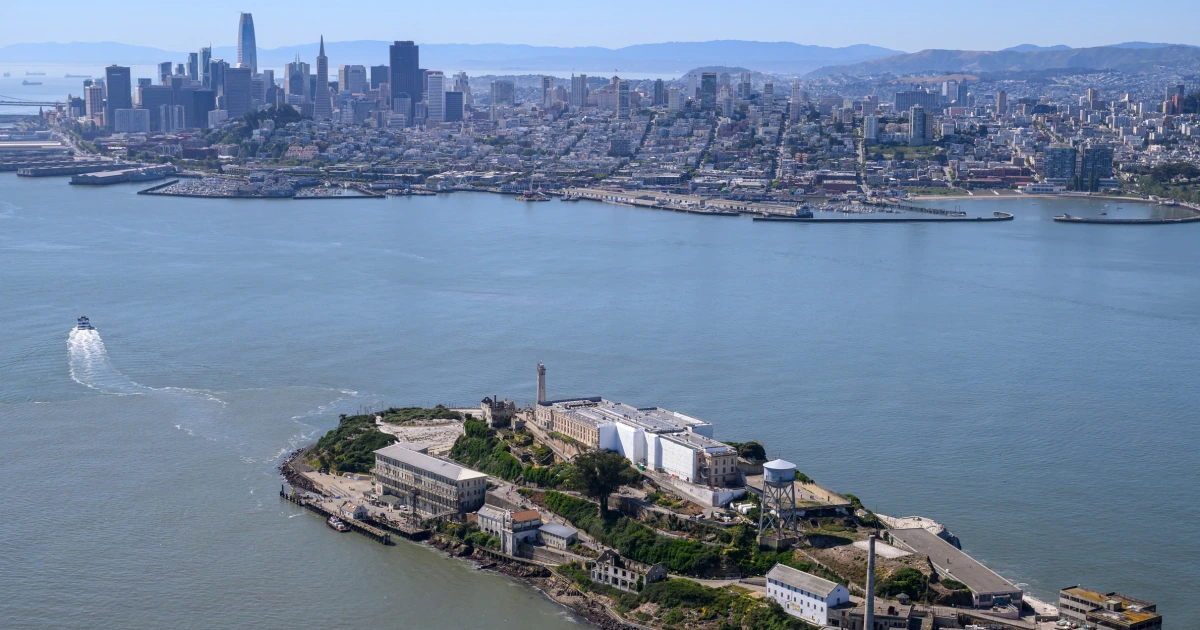 260714-alcatraz-island-ch-2038-f3b315.jpg