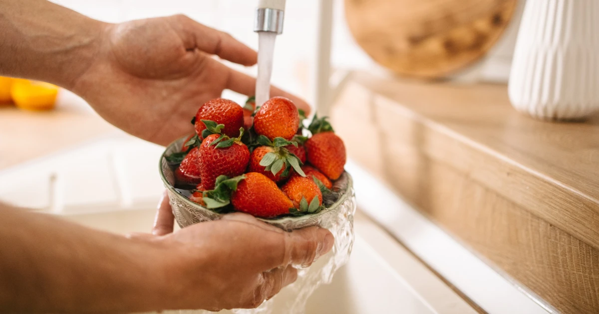 260720-how-to-clean-strawberries-dj-main-311f05.jpg
