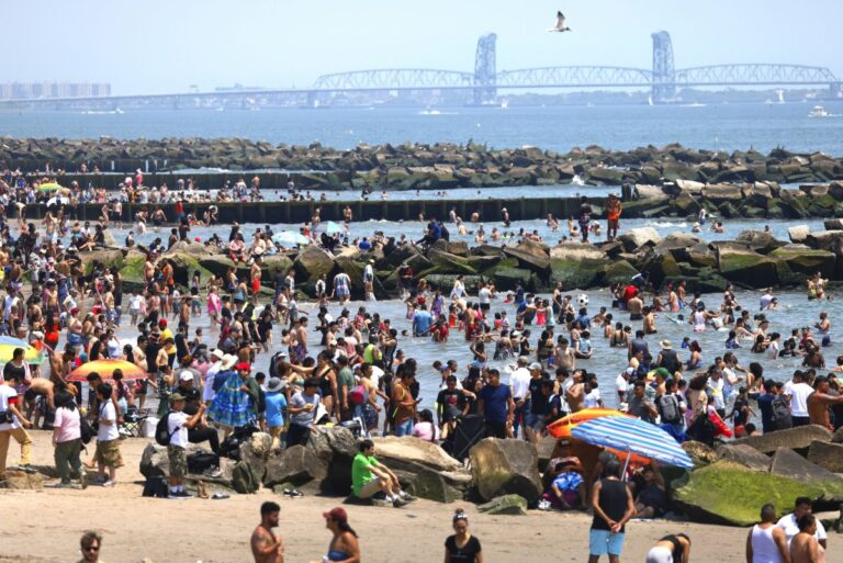 8-shot-including-4-children-in-Fourth-of-July-shooting-in-Coney-island.jpg