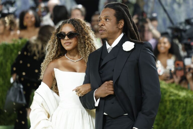 Beyonce-Blue-Ivy-take-stage-at-Jay-Zs-Yankee-Stadium-show.jpg