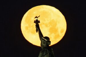 Building-a-longterm-base-on-the-Moon-will-require-extensive-planning.jpg